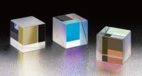 Demi-miroirs cubiques diélectriques